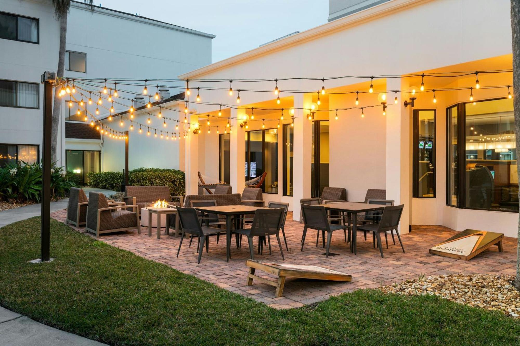 Courtyard Melbourne West Otel Dış mekan fotoğraf